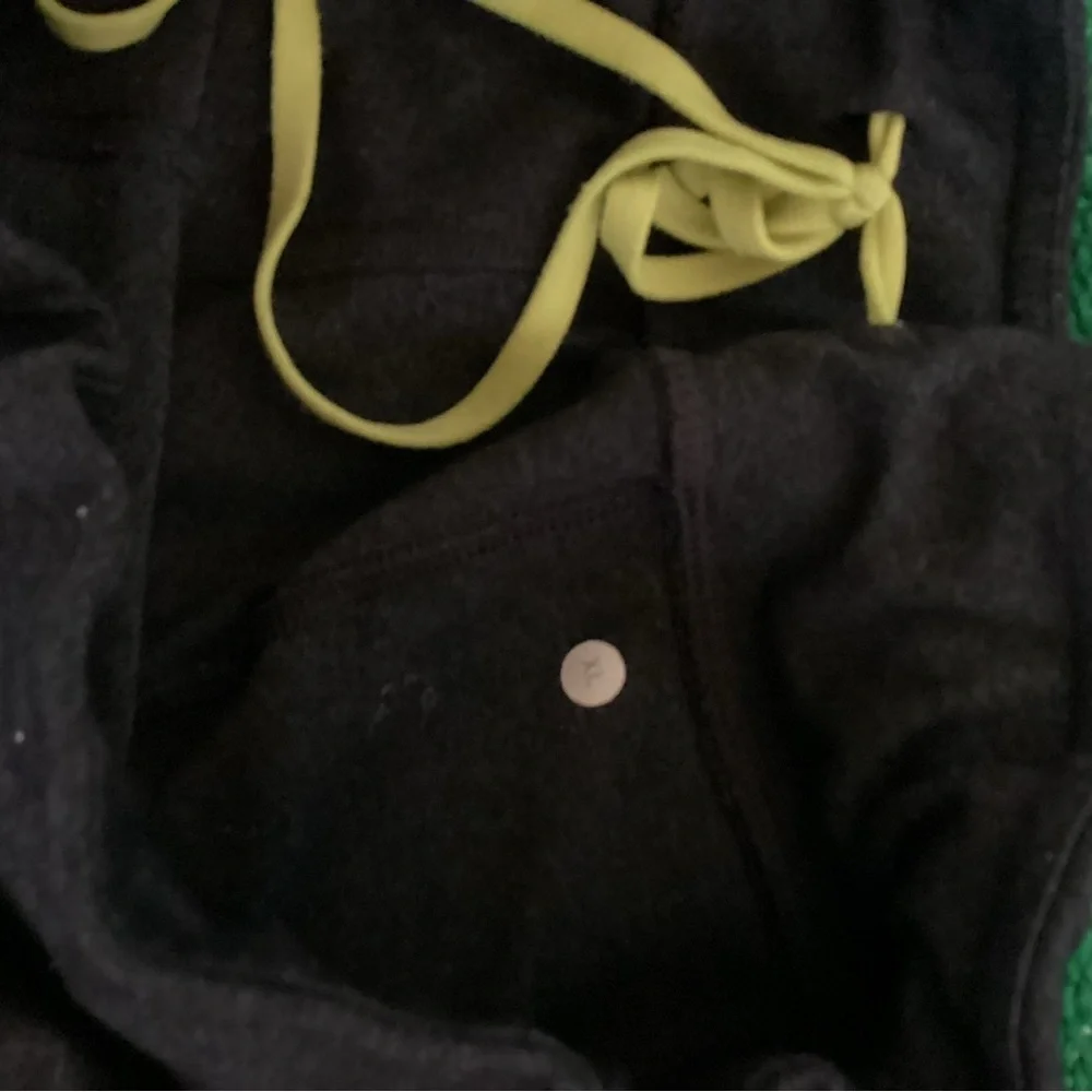 Lululemon-drawstring-pockets-SZ XL WAIST 15” Inseam 18”